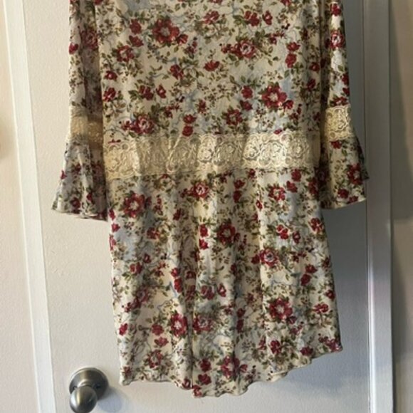 Beautiful Floral Lace Top - Picture 6 of 7